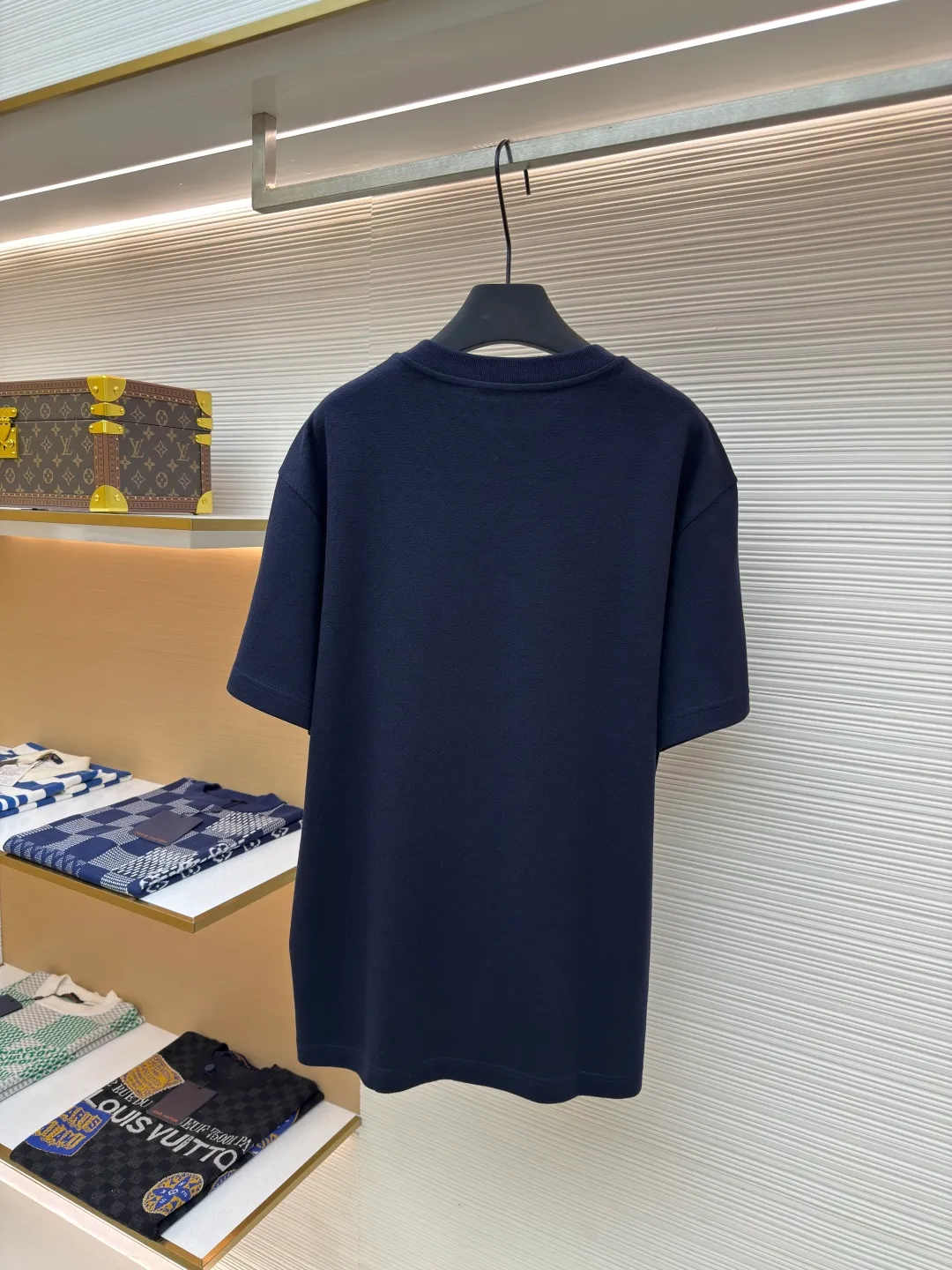 LOUIS VUITTON Pocket jacquard short sleeves ●Authentic product: purchased and developed for 8500 ●Item number: 1680349-A35 ●Fabric: pure cotton fabric ●Technology: jacquard knitting ●Version: fitted version ●Weight: about 330 grams ●Size: XS-S-M-L ●Description: Use 18-needle upper and lower cotton jacquard knitted fabric, weight 300g. Disassemble the original version to analyze the type of machine for yarn parameters. Manually count the needles and draw the pattern. The jacquard fabric is woven by Fukuda machine imported from Japan. The solid color part uses an 18-needle double-sided jacquard machine to weave the pique fabric. The jacquard and solid color fabrics are proportioned according to the amount of each piece. The two fabrics are the same The vat dyeing ensures that there is no color difference in the finished fabric. Overflow vat rope dyeing is used. The edge of the finished fabric is over-positioned and the weft adjuster is used to adjust the weft and slant to ensure that the pattern of the finished fabric is consistent with the size of the Y version. The front + sleeves are made of solid pique fabric, and the back pocket is made of jacquard fabric. The pocket letters are centered and positioned to take out the pieces. The thread is made of 40s double-ply cotton yarn and the flat collar is woven on a horizontal machine. The overall wiring is straight and delicate, the fabric is comfortable and soft, and the color is consistent without color difference. It can be matched with the same style to create a fashionable look and control various occasions. Customized accessories, complete with three standards, same style for men and women!